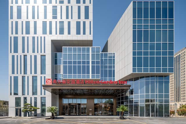 Eksterior hotel dengan papan tanda dan umur pabrik