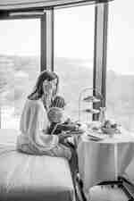 Madre e due bambini che condividono la prima colazione nella camera da letto