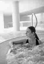 熱水浴池內的住客