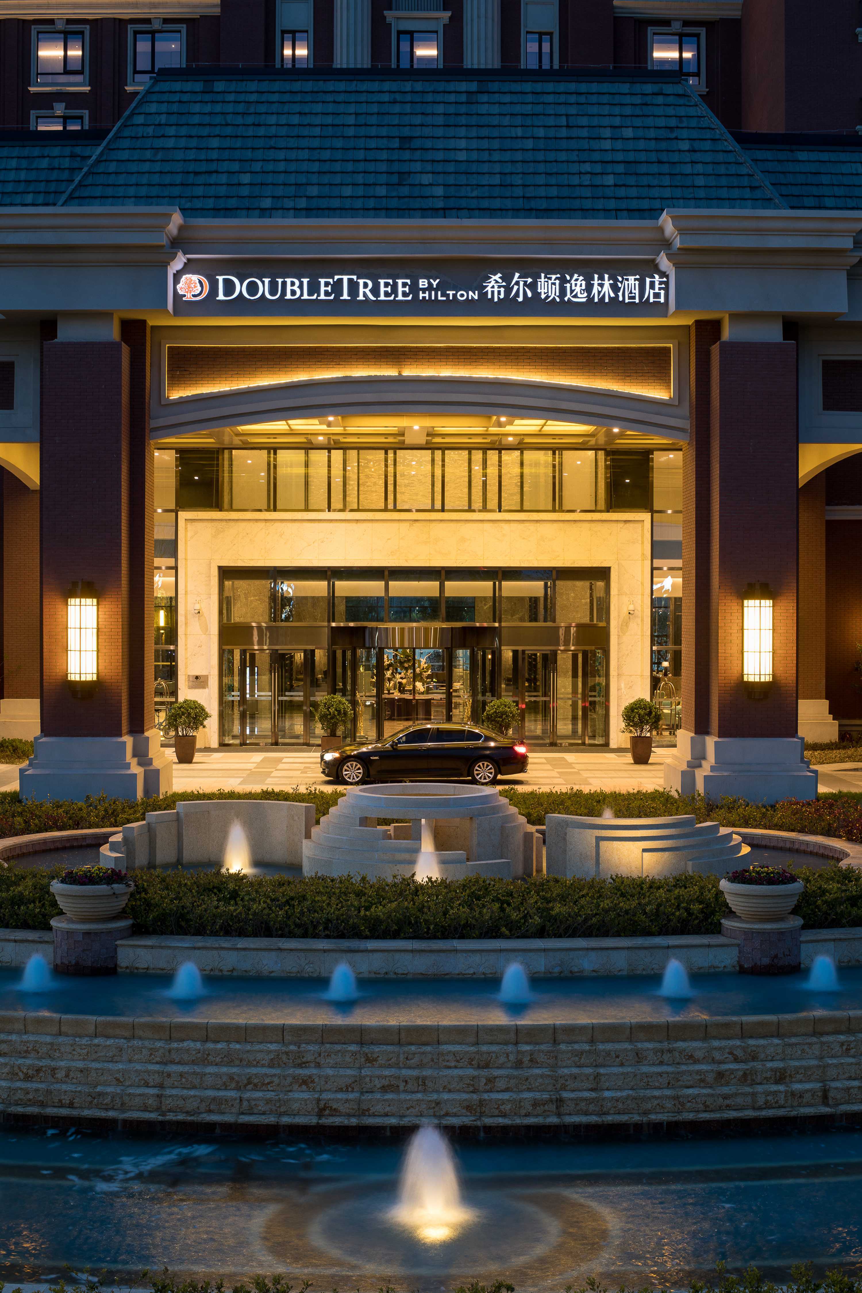 Hotel Fountain and Entrance
