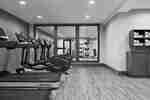 便利的酒店內健身中心設有心肺功能鍛鍊器材。