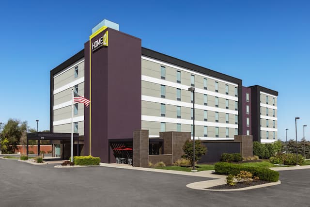 Beautiful view of the hotel exterior featuring a spacious parking lot
