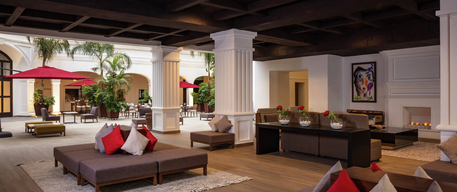 Área de lobby y lounge con cómodos sillones disponibles y detalles arquitectónicos elegantes 