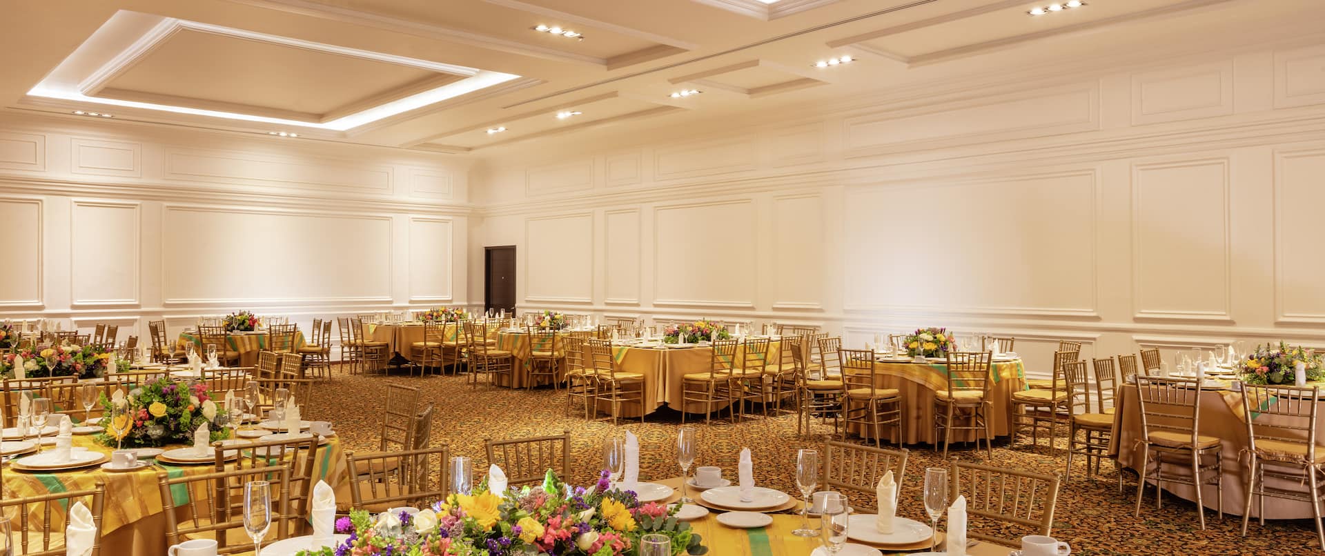 Elegante espacio para banquetes y eventos con mesas de comedor y cubiertos 