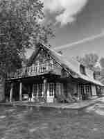 ภายนอกฟาร์มส่วนตัวบนทุ่งหญ้าพร้อมต้นไม้