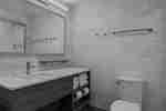 Gästebadezimmer mit Toilettentisch