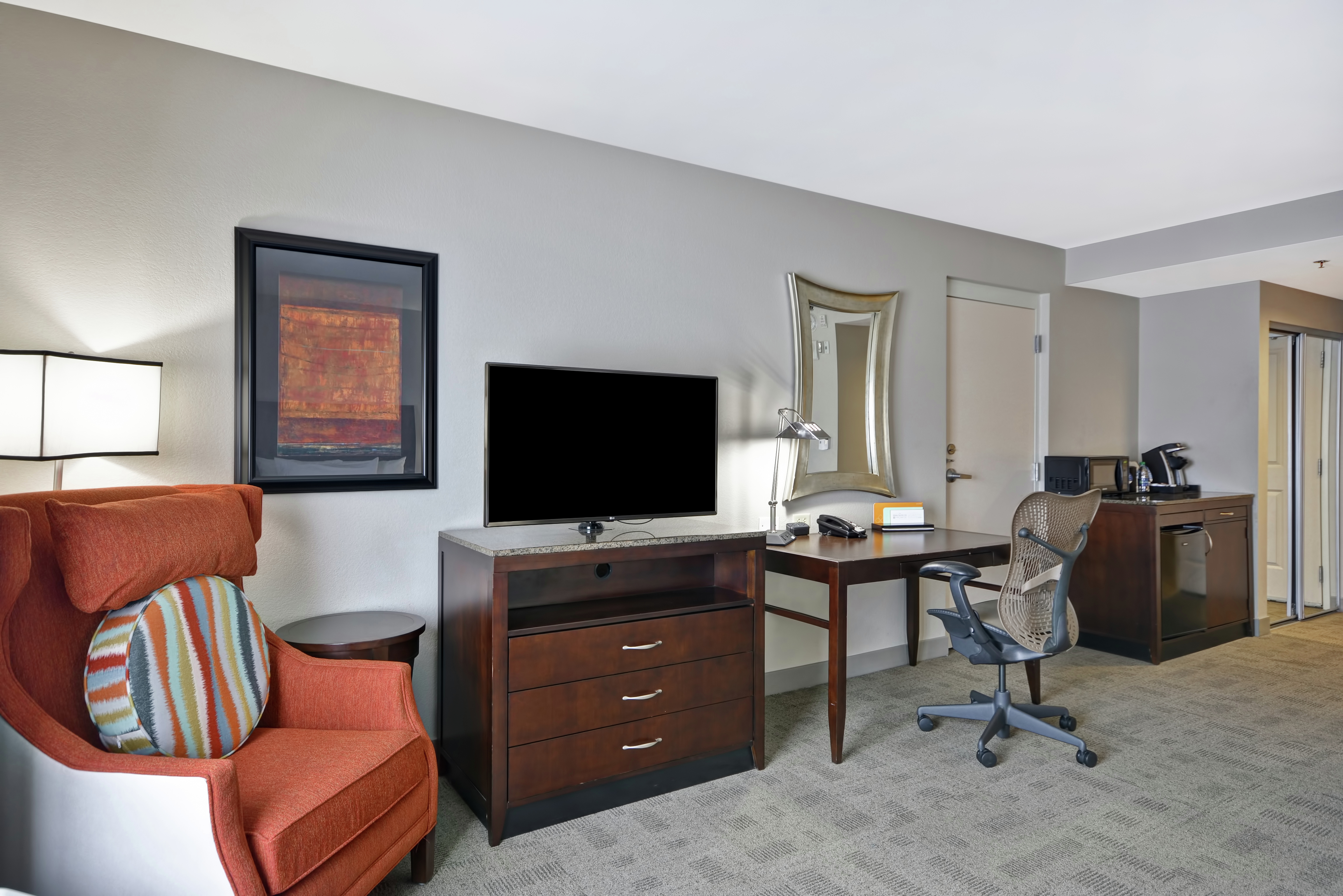 King Accessible Guestroom Lounge Area