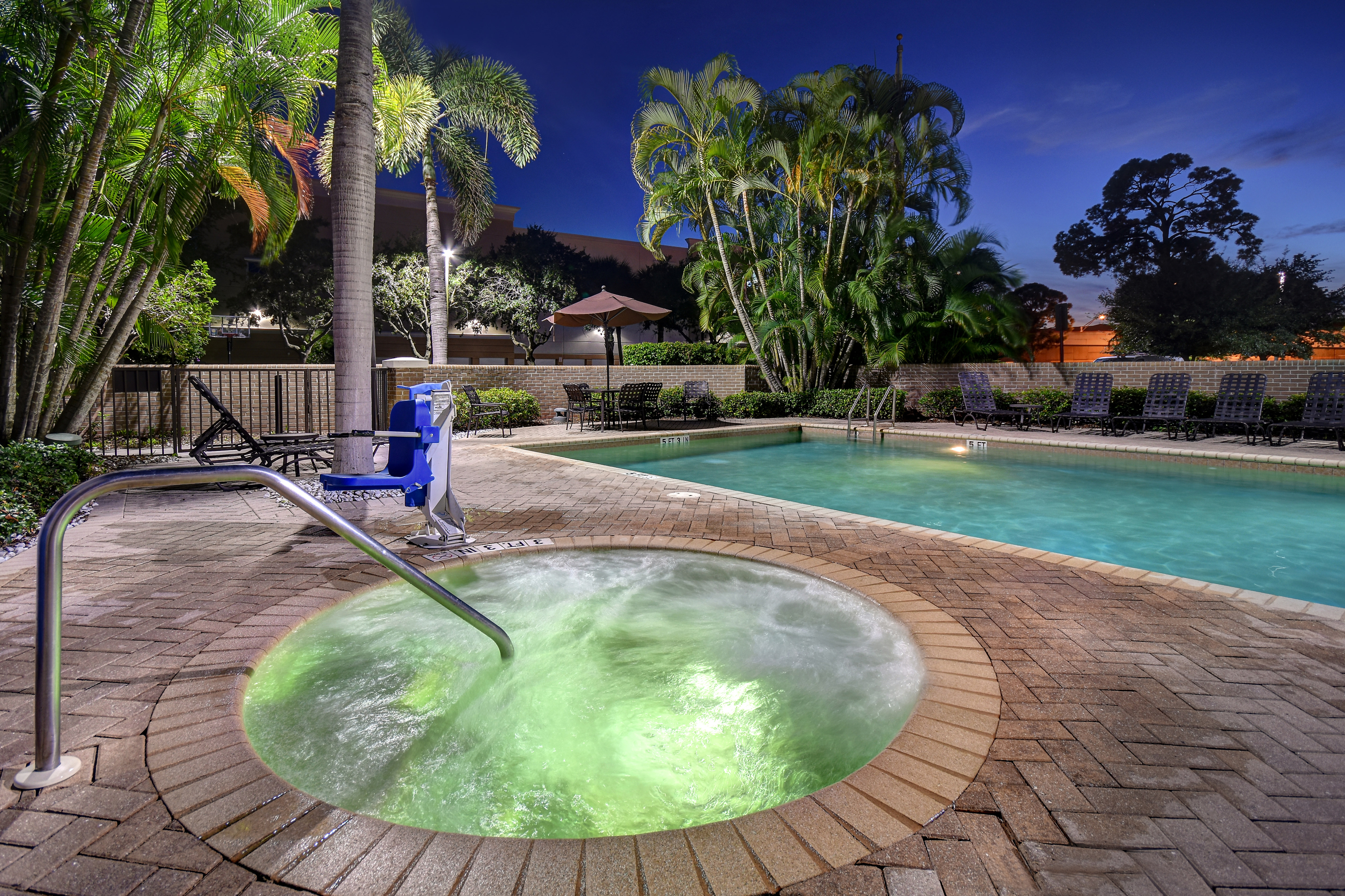 Outdoor Swimming Pool With Hot Tub