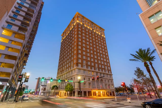 Exterior og hotel building at night