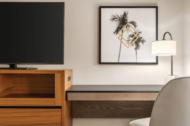 Two Queen Sunset View Work Area