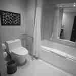 Toegankelijke badkamer met bad