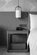 King-rum med säng och nattduksbord