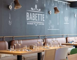 Logo et coin repas au restaurant Babette