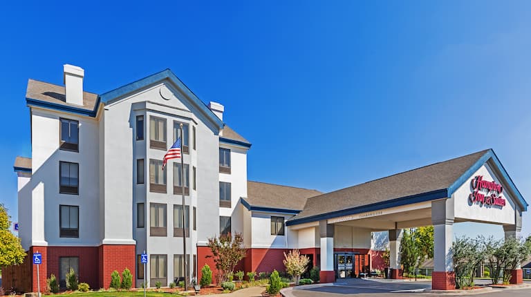 Hampton Inn & Suites Tulsa-Woodland Hills hotel exterior