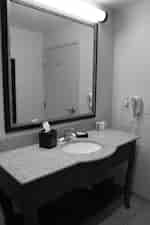 โต๊ะเครื่องแป้งในห้องน้ํา