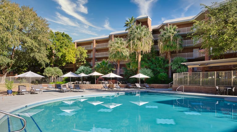 リビングエリアを備えた屋外プールとホテルの外観