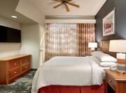 Suite Room with Queen sized Bed and HDTV 