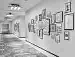 Vnitřní chodba zdobená sbírkou obrázků a uměleckých děl