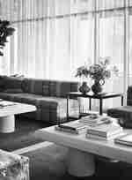  Modré pohovky a konferenční stolek v pohodlném obývacím pokoji