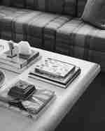 Knihy a dekorace krásně uspořádané na konferenčním stolku