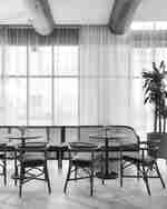  Interiér s živými židlemi a stoly