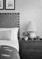 Dobře vyrobené lůžko s odkládacím stolem s lampou 