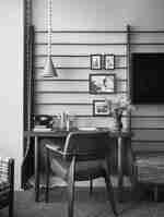 Pracovní prostor doma se stolem, židlí a uměleckým dílem