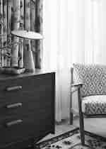 Dřevěný šatník a židle v útulném obývacím prostoru