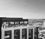 Střecha budovy s nápisem „Graduate“