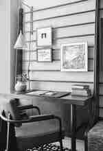 Pracovní stůl se židlí a malým závodem s knihami nahoře 