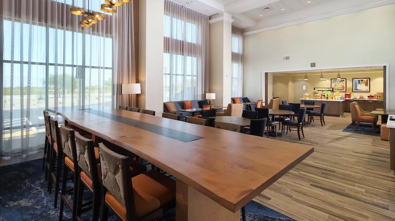 Lobby With Breakfast Dining Area
