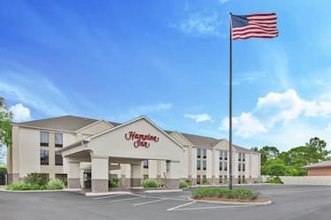 Daytime View of Hampton Inn Hotel Exterior with U.S. Flag