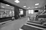 健身中心，配備健身器材及舉重器材