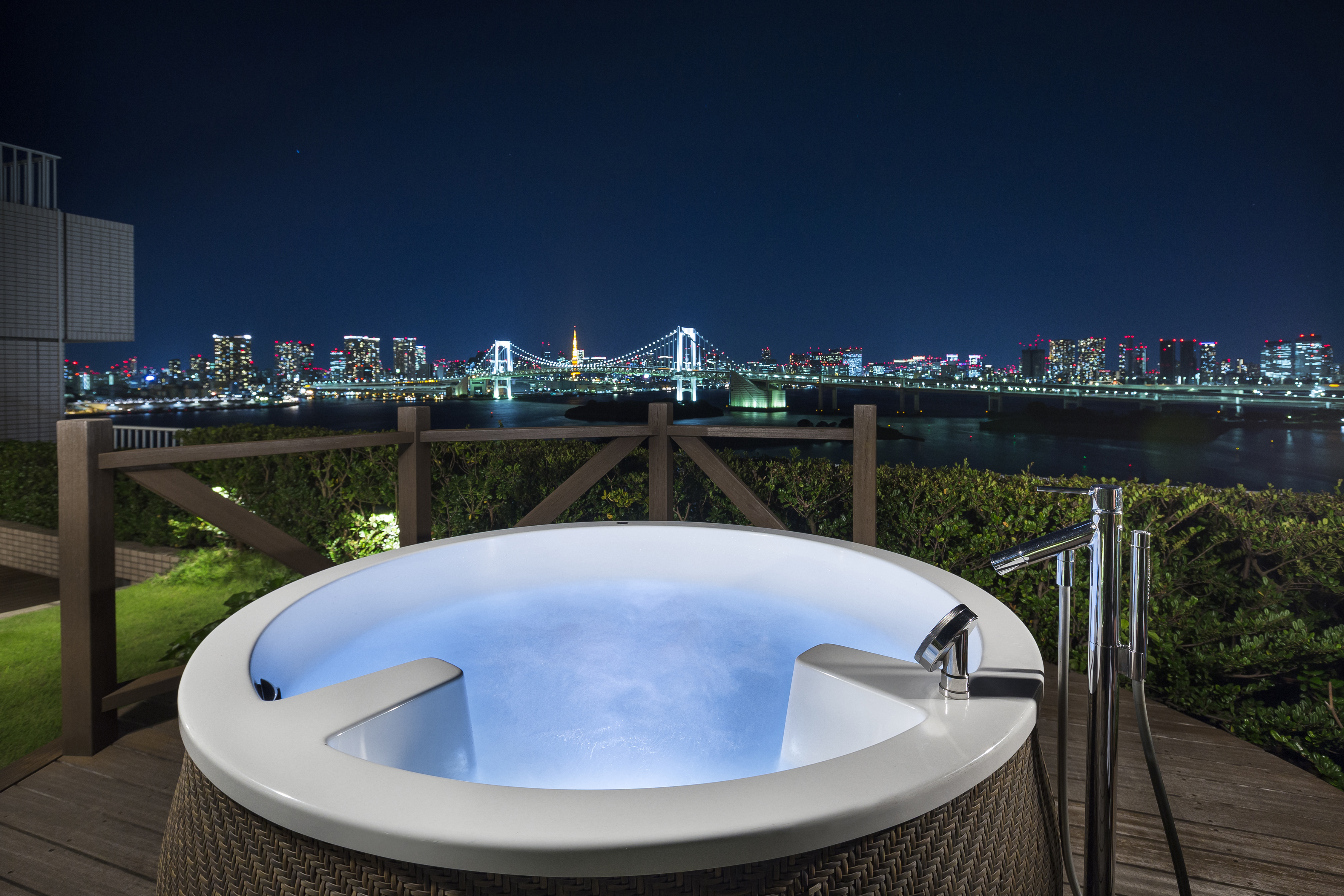 Guest Suite Outdoor Hut Tub Terrace Suite at Night with City Skyline View