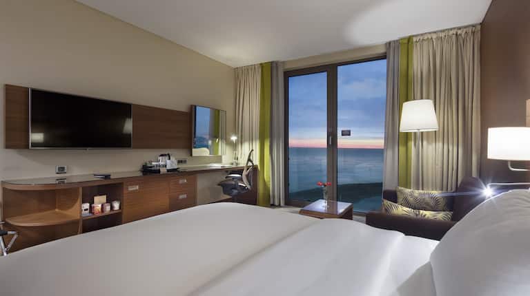 King Deluxe Room with Sea View Desk and TV