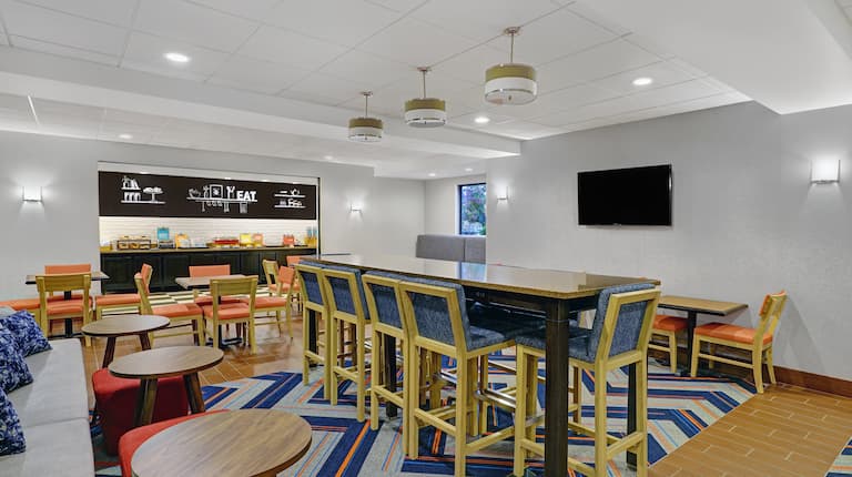 Lobby area with tables, chairs and TV