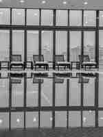 Piscina interna con sedie a bordo piscina e asciugamani 