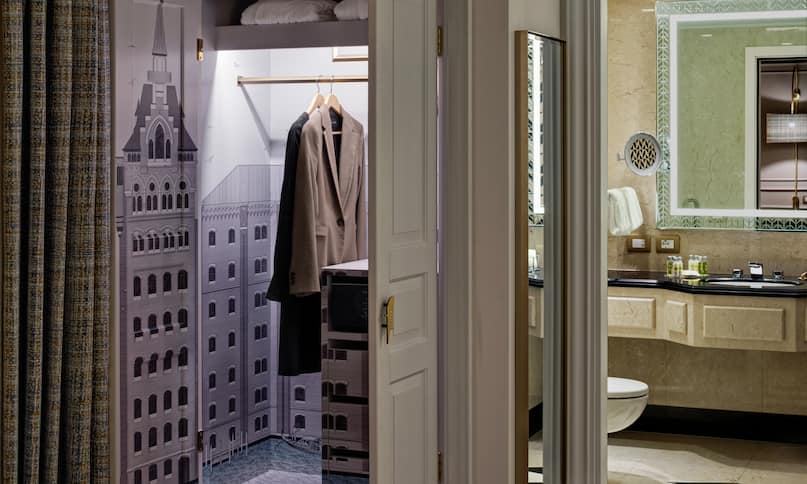Premium Molino Zimmer mit Wandschrank, Badezimmer, WC, Spiegel und Toilettentisch – vor der Umstellung