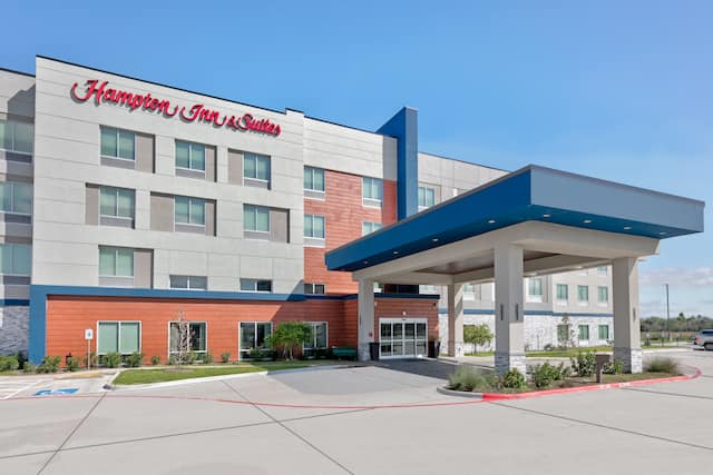 Hampton Inn and Suites Hotel Exterior at Daytime