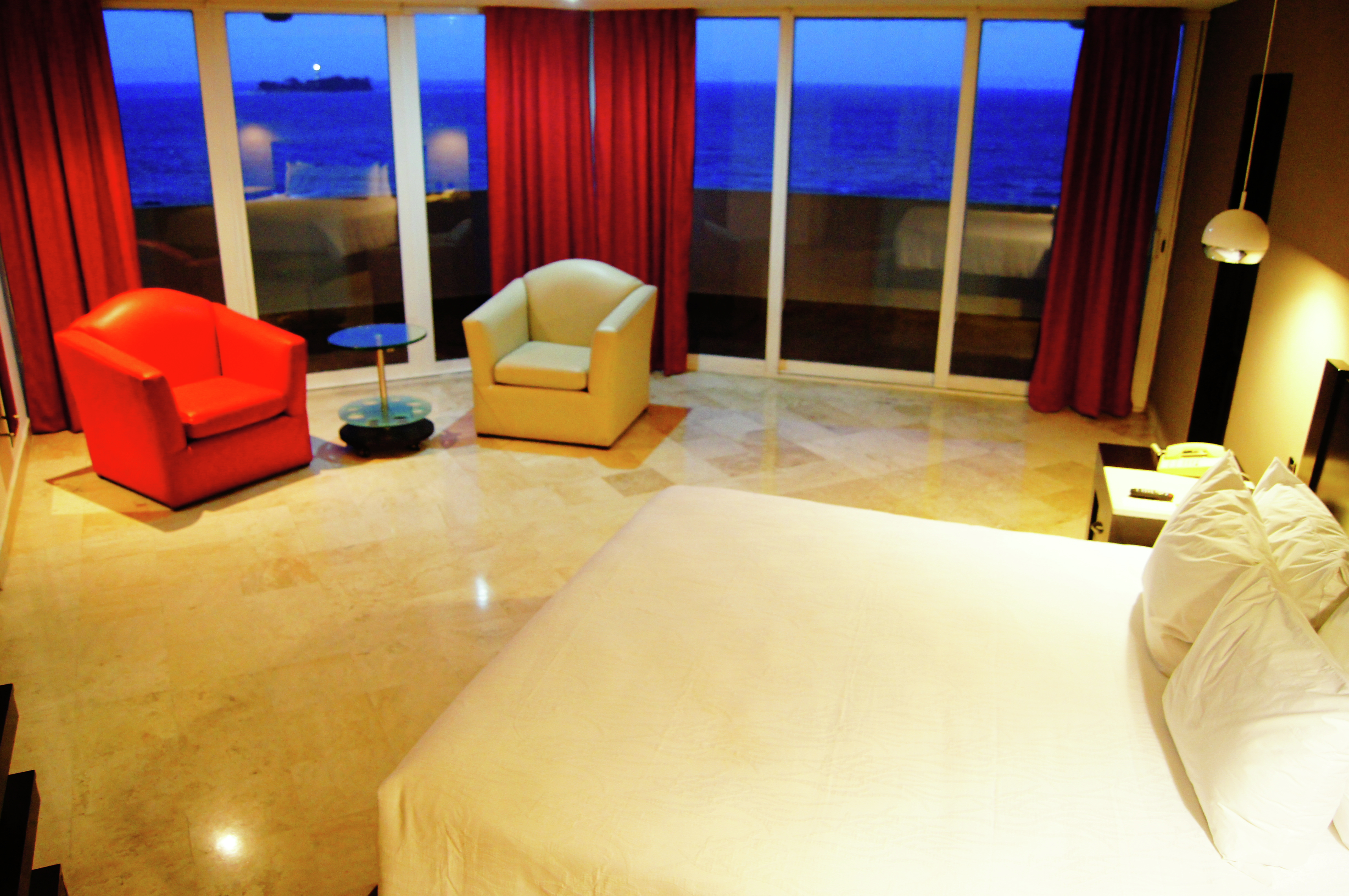  Suite de un dormitorio con una cama King, balcón amplio y terraza