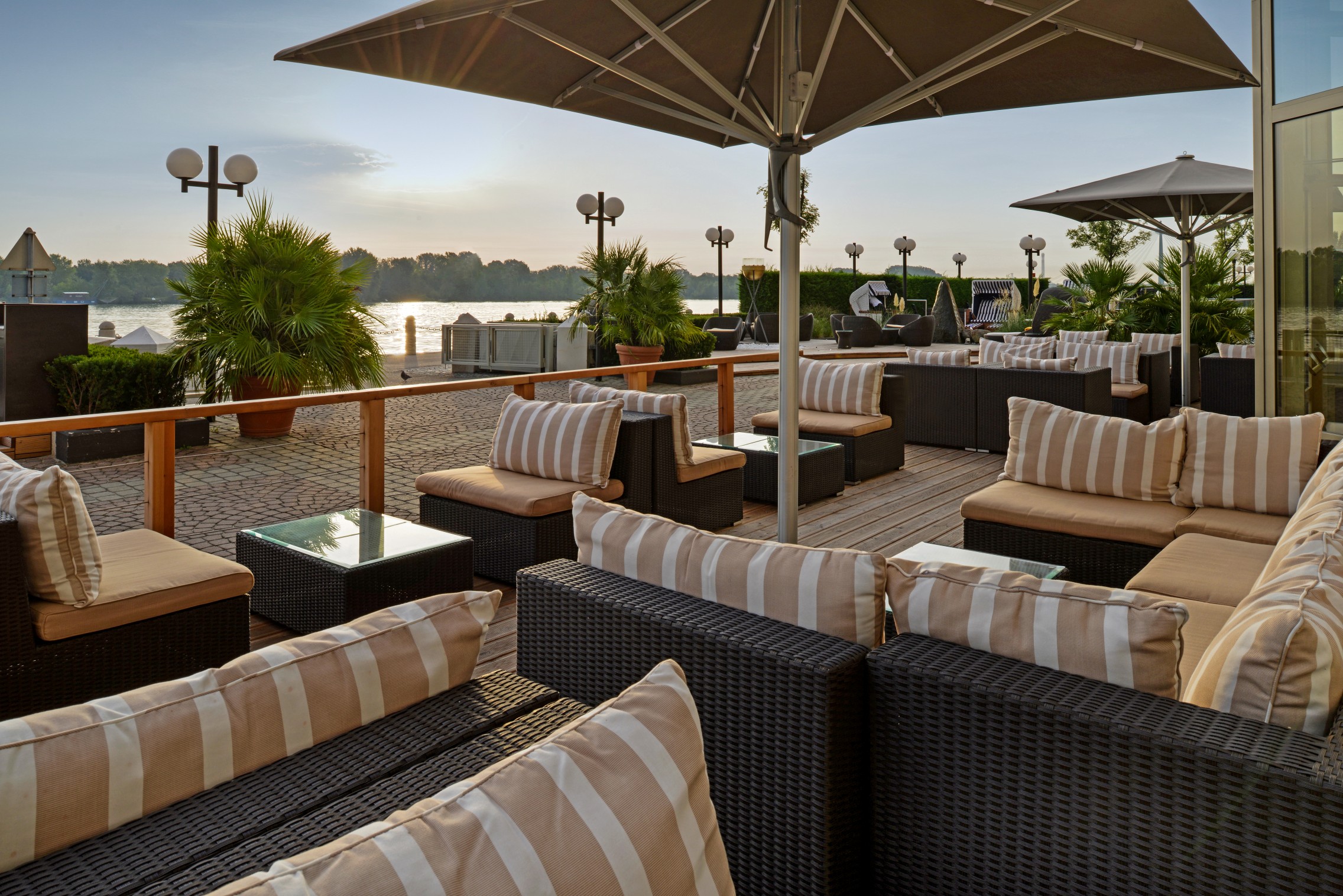 Waterfront Terrace Lounge 