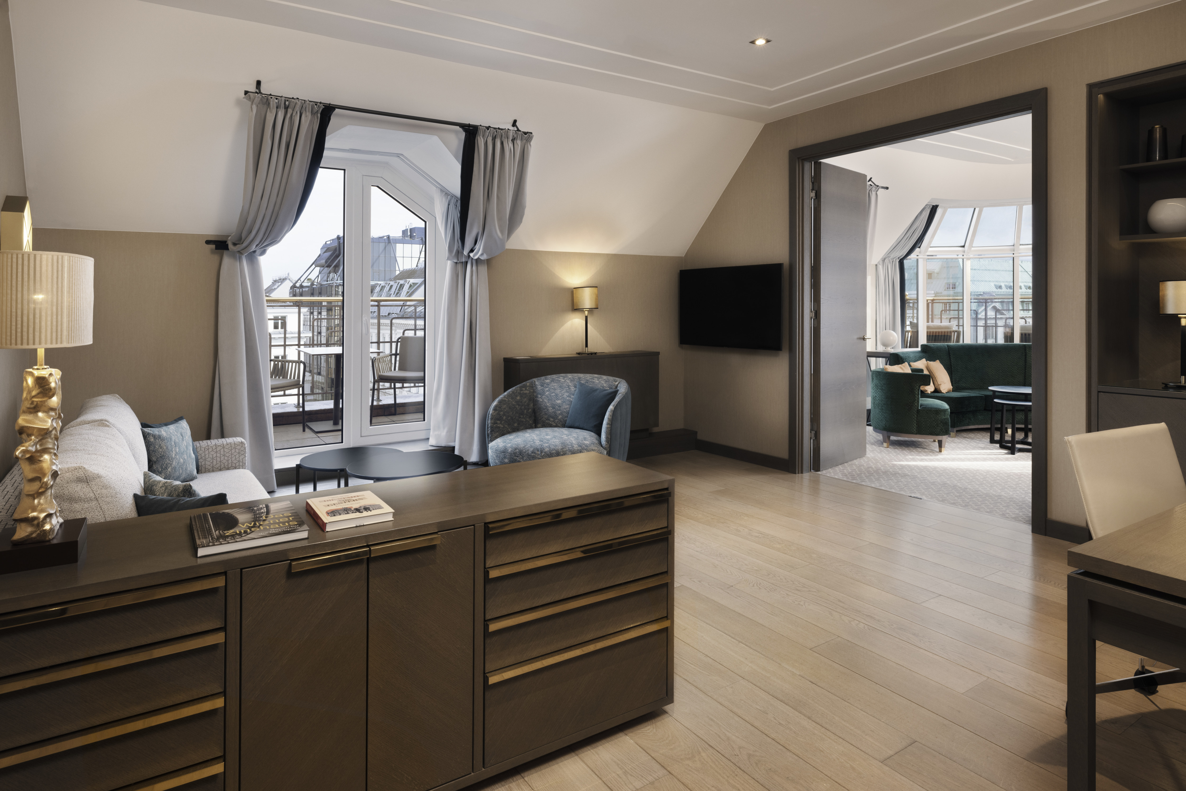 Wohnzimmer einer Royal Suite und Balkon mit Ausblick