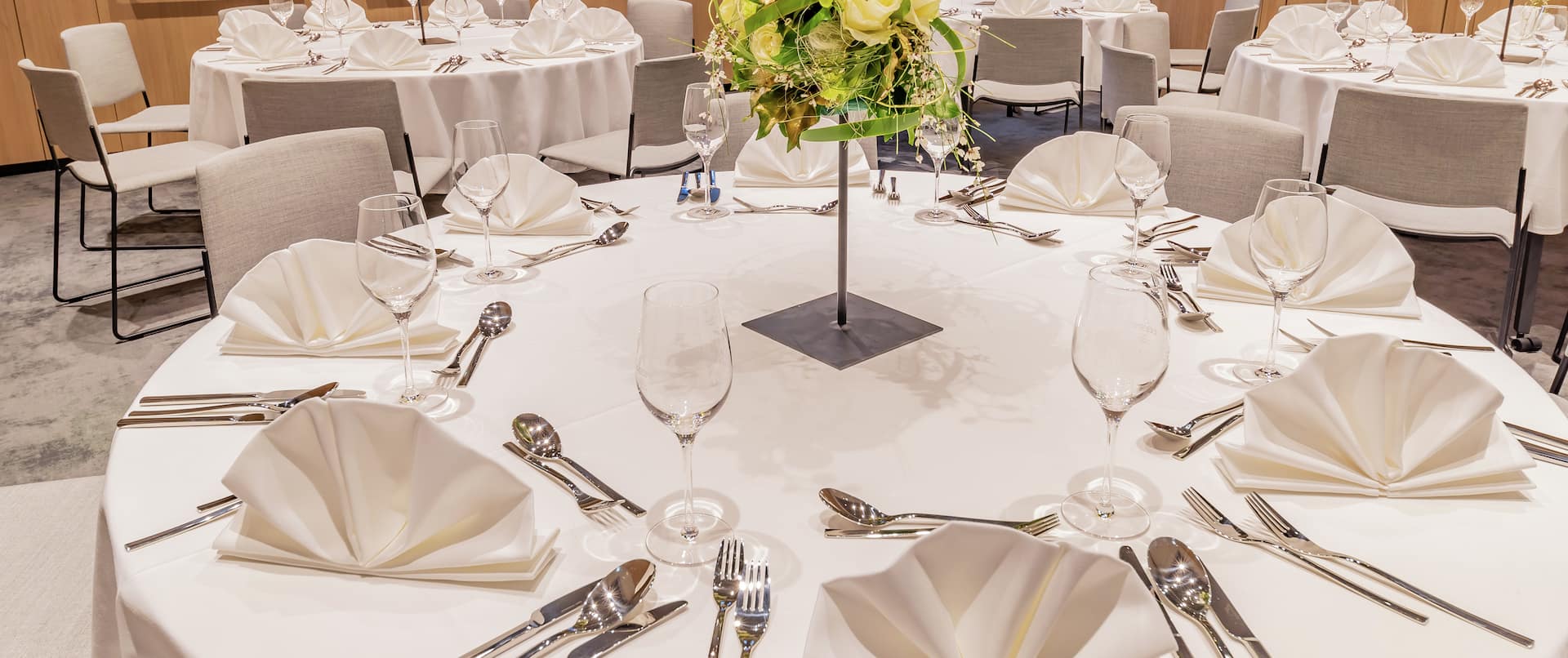 Anordnung für Hochzeitsfeier mit runden Tischen