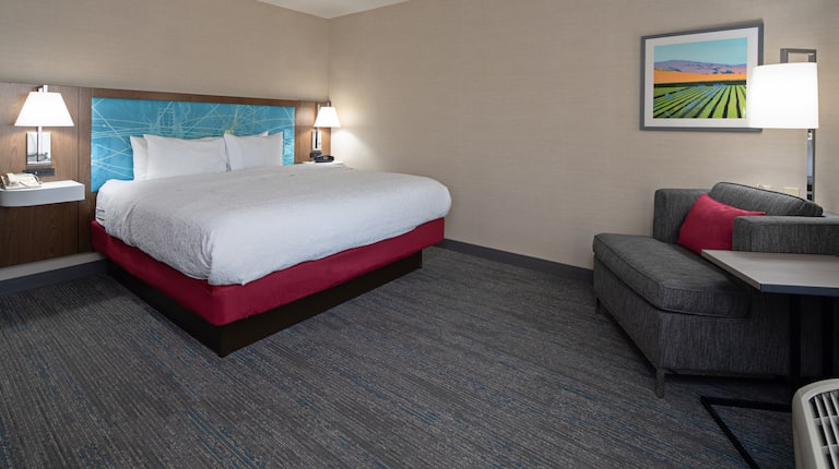 Zimmer mit Kingsize-Bett