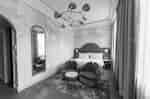 Camera - Letto king size, due sedie, tavolo e specchio appesi alla parete