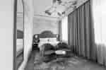 Suite - Letti king size con due sedie e tavolo di fronte