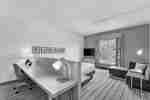 slaapkamer met bureau en kingsize bed