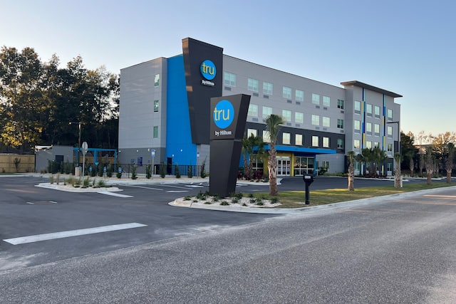 Tru by Hilton Hotel Exterior