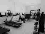 Fitnesscentrum met cardiotoestellen en gewichten