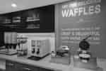 带有华夫饼站的早餐区